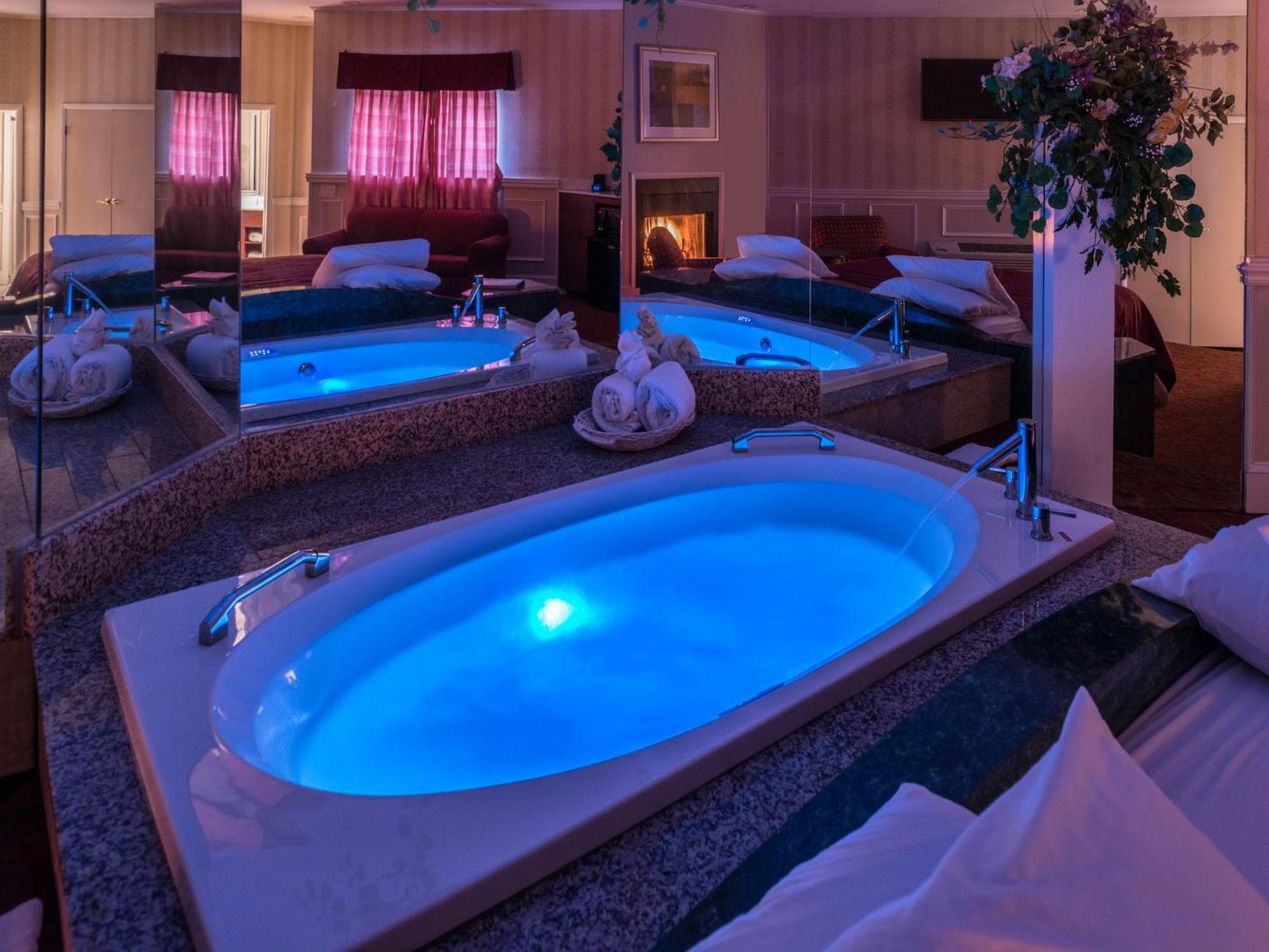 Honeymoon King Suite Jacuzzi Fireplace,1758350414:JPEG